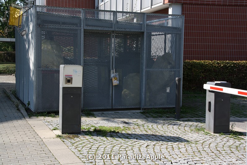 Gitteranlage mit Buch